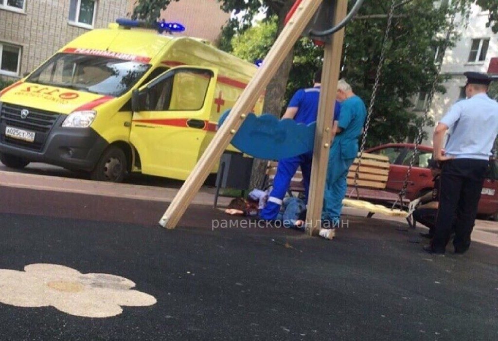 Мужчина зарезал девушку прямо на детской площадке 26.07.2019 1 В подмосковном Раменском на детской площадке была убита женщина.