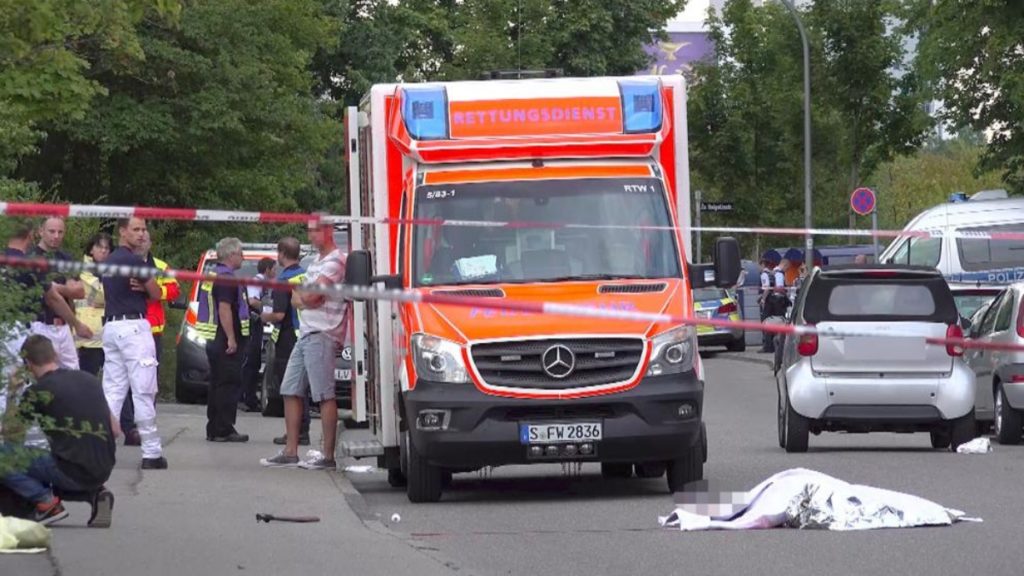 В Штутгарте человека зарубили мечом прямо на улице 01.08.2019 1 В Штутгарте 28-летний мигрант из Сирии зарезал мечом своего знакомого прямо на улице.